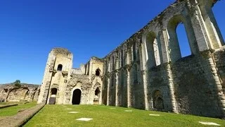 MAILLEZAIS, UNE ABBAYE UNIQUE EN SON GENRE AU CŒUR DU MARAIS POITEVIN