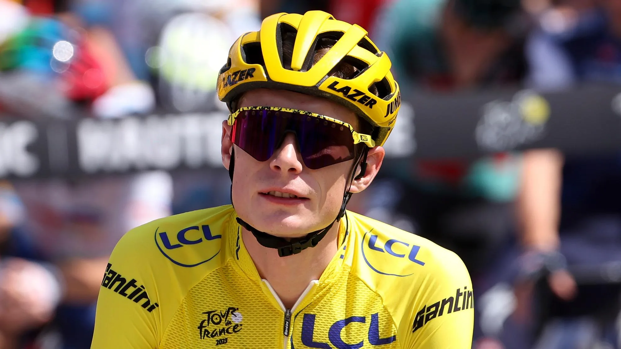 JONAS VINGEGAARD EN JAUNE APRÈS LA PREMIÈRE ÉTAPE DU TOUR DE FRANCE REMPORTÉE PAR VISMA LEASE A BIKE