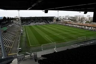 DES ÉLUS ÉCOLOGISTES DÉNONCENT L’ARROSAGE D’UN TERRAIN DE FOOTBALL DE LIGUE 1 EN PLEINE SÉCHERESSE