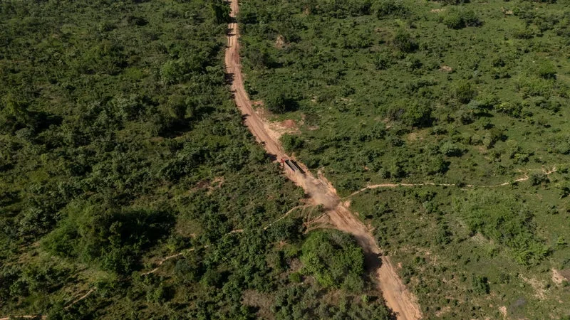 UNE ARMÉE D’EXPLORATEURS GUIDÉE PAR L’INTELLIGENCE ARTIFICIELLE: AU CONGO, CETTE ENTREPRISE AMÉRICAINE SOUTENUE PAR BILL GATES ET JEFF BEZOS SE LANCE DANS LA QUÊTE DU LITHIUM FACE AUX GÉANTS MINIERS CHINOIS