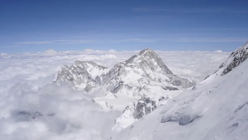 « IL RAMPAIT VERS LE CAMP DE BASE »: DISPARU DEPUIS SIX JOURS, UN GRIMPEUR NÉPALAIS RETROUVÉ VIVANT SUR LES PENTES DE L’EVEREST