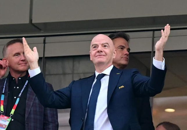 PENDANT CE TEMPS-LÀ EN ITALIE : GIANNI INFANTINO, “JE T’AIME MOI NON PLUS”