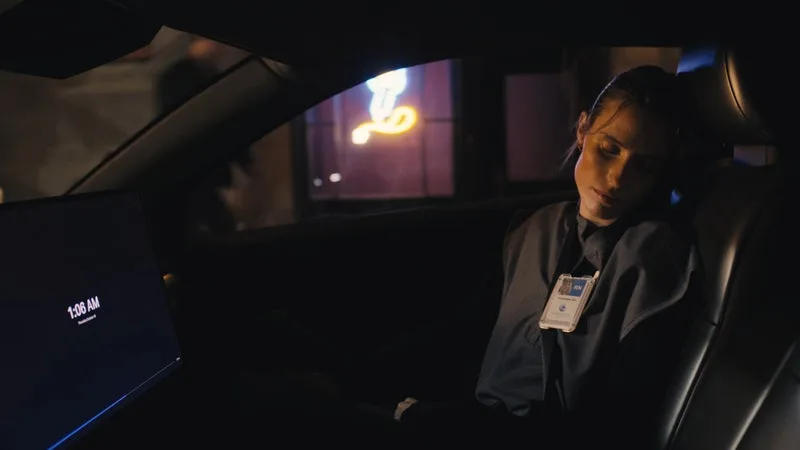 ON DORT « AU VOLANT », ON FAIT DES MATHS OU ON REGARDE UNE SÉRIE: TESLA LANCE SON PREMIER VÉHICULE 100% AUTONOME SANS VOLANT NI PÉDALES (POUR MOINS DE 30.000 DOLLARS)