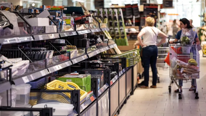 PRÈS DE 2 FRANÇAIS SUR 3 AFFIRMENT QUE L’INFLATION AFFECTE FORTEMENT LEUR SITUATION FINANCIÈRE: LES MÉNAGES ESTIMENT QU’IL LEUR FAUDRAIT 512 EUROS EN PLUS PAR MOIS POUR VIVRE CONFORTABLEMENT