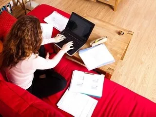APRÈS 26 ANS DANS LA MÊME ENTREPRISE, ELLE EST LICENCIÉE POUR NEUF JOURS DE TÉLÉTRAVAIL EFFECTUÉS SANS AUTORISATION