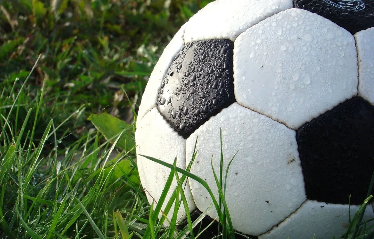 ETATS-UNIS : EN PLEIN MATCH, UN JEUNE FOOTBALLEUR PROJETTE L’UN DE SES ADVERSAIRES AU SOL ET LE ROUE DE COUPS