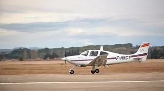 UN AVION S’ÉCRASE SUR UNE ROUTE DÉPARTEMENTALE DES BOUCHES-DU-RHÔNE