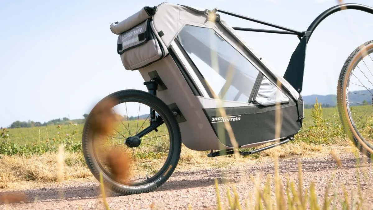 160 MM DE DÉBATTEMENT ET UNE SEULE ROUE : VOICI LA REMORQUE ULTIME POUR VOS BALADES EN GRAVEL EN FAMILLE