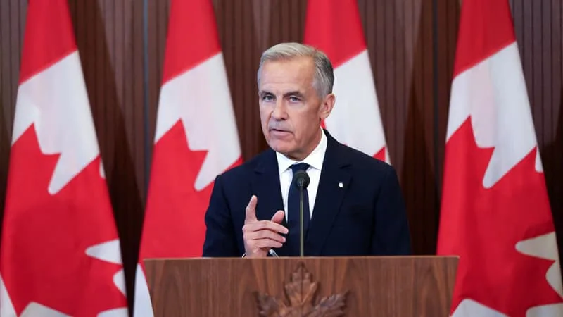 « NOUS AVONS ÉTÉ ATTAQUÉS »: LE CANADA VA RIPOSTER « AU DOLLAR PRÈS » AUX NOUVEAUX DROITS DE DOUANE AMÉRICAINS, DONALD TRUMP MENACE DE SURENCHÉRIR
