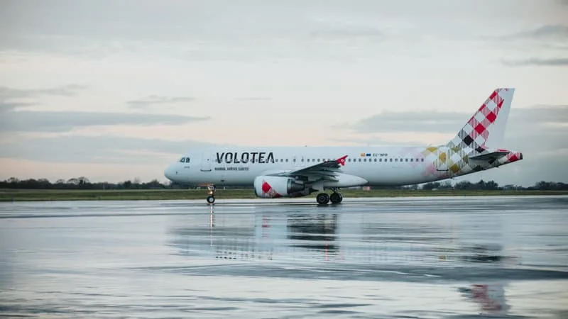 ELLE AVAIT DÉCLENCHÉ UN TOLLÉ DES CLIENTS: SEULE COMPAGNIE AÉRIENNE AU MONDE À AUGMENTER LES PRIX DES BILLETS D’AVION APRÈS LEUR ACHAT, VOLOTEA Y RENONCE