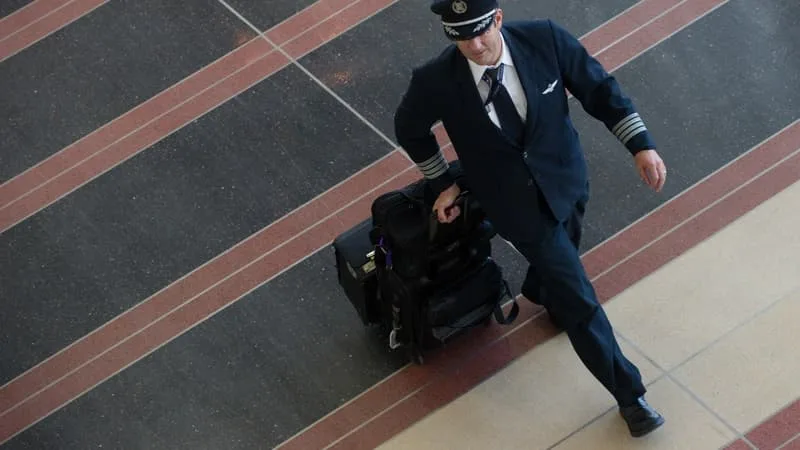 « DIGNE D’UN SCÉNARIO DE FILM »: UN PILOTE D’AIR CANADA A TRAVAILLÉ PENDANT 17 ANS EN TANT QUE COMMANDANT DE BORD ALORS QU’IL N’AVAIT PAS LA LICENCE EXIGÉE (AVEC UN SALAIRE ANNUEL DE PRÈS DE 2 MILLIONS DE DOLLARS)