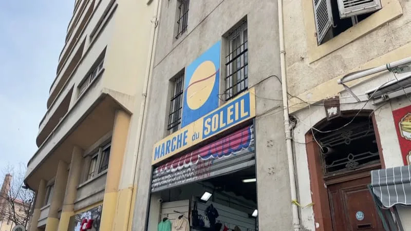 DEUX ANS D’ENQUÊTE, 18 PRÉVENUS… À MARSEILLE, LE MARCHÉ DU SOLEIL POURRAIT FERMER DÉFINITIVEMENT APRÈS SON PROCÈS POUR CONTREFAÇON, BLANCHIMENT ET EXTORSION