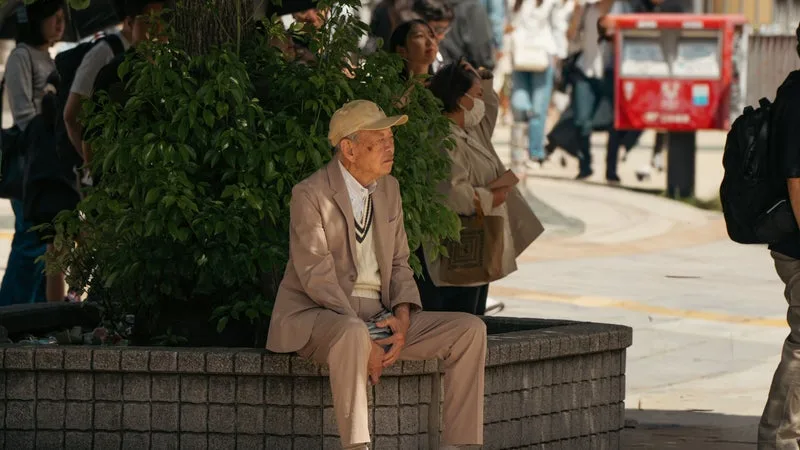 PLUS DE 107.000 JAPONAIS ONT DÉSORMAIS PLUS DE 100 ANS ET C’EST UN RECORD ABSOLU: COMMENT FAIT LE PAYS POUR DÉPENSER BEAUCOUP MOINS QUE LA FRANCE POUR SES RETRAITES?