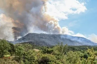 LE FEU DE FORÊT DANS LA DRÔME « STABLE » MAIS « PAS FIXÉ », QUATRE DÉPARTEMENTS EN VIGILANCE ROUGE INCENDIES JEUDI