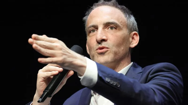 CIBLE D’UNE CAMPAGNE DE DÉSINFORMATION RUSSE SUR X ET TIKTOK, RAPHAËL GLUCKSMANN APPELLE À NE PAS AVOIR « LA MAIN QUI TREMBLE FACE À ELON MUSK ET AU PARTI COMMUNISTE CHINOIS »