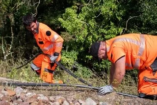 « ON A AFFAIRE À UNE ÉQUIPE BIEN ORGANISÉE » : POURQUOI LES LIGNES SNCF ONT-ELLES ÉTÉ VANDALISÉES PRÈS D’ARGENTAN ?