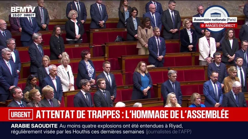 « LE RACISME TUE »: UNE MINUTE DE SILENCE POUR PENGO BOSSIO WANGI, VICTIME DE L’ATTENTAT RACISTE À TRAPPES, OBSERVÉE À L’ASSEMBLÉE NATIONALE
