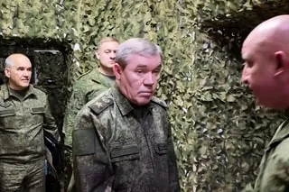 LE CHEF D’ÉTAT-MAJOR RUSSE S’EST RENDU AUPRÈS DE TROUPES PRÉSENTES SUR LE FRONT UKRAINIEN, ANNONCE MOSCOU