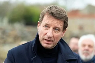 PRÉSIDENTIELLE 2027 : L’ÉCOLOGISTE YANNICK JADOT ANNONCE SON RALLIEMENT À RAPHAËL GLUCKSMANN