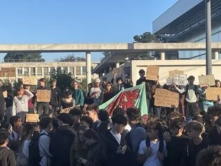 « SA CAMÉRA A ÉTÉ DÉTRUITE » : APRÈS BFMTV, M6 PORTE PLAINTE APRÈS L’AGRESSION DE L’UN DE SES JOURNALISTES À MARSEILLE