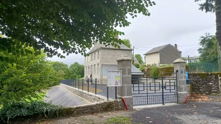 UN AN APRÈS LE SUICIDE DE CAROLINE GRANDJEAN, 200 PERSONNES RENDENT HOMMAGE À LA DIRECTRICE D’ÉCOLE QUI AVAIT DÉNONCÉ UN HARCÈLEMENT HOMOPHOBE