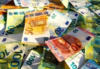 VOUS POUVEZ VOTER POUR CES NOUVEAUX BILLETS DE BANQUE EN EUROS : LEURS GRAPHISTES DÉVOILENT LES SECRETS DE LEUR CRÉATION