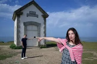 L’ARTISTE FAIT RÉAPPARAÎTRE À BELLE-ÎLE LES BIJOUX DE LA REINE DISPARUS LORS DU CASSE DU LOUVRE