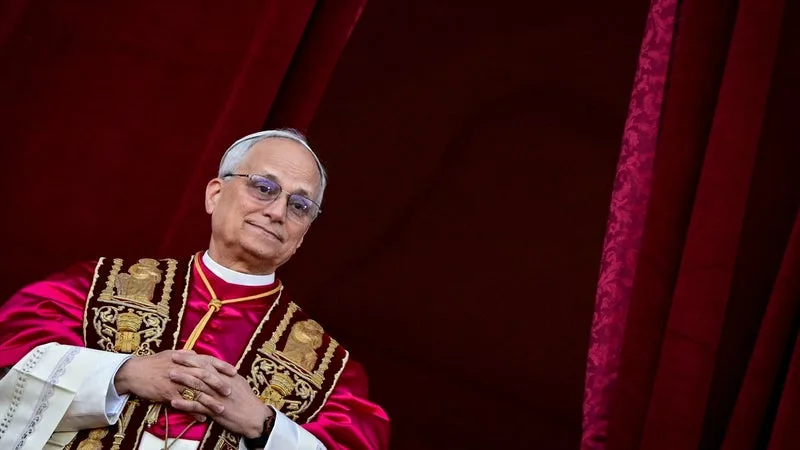 « UN PRONOSTIC PLUTÔT FAVORABLE »: POURQUOI LES EXPERTS SE VEULENT RASSURANTS APRÈS L’OPÉRATION DU PAPE LÉON XIV POUR RETIRER UNE TUMEUR CANCÉREUSE