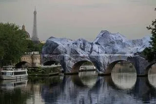 VOUS N’AVEZ PLUS QUE QUELQUES JOURS POUR DÉCOUVRIR L’ŒUVRE SPECTACULAIRE DE JR QUI ORNE UN CÉLÈBRE PONT PARISIEN