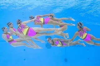 INTERDIT DE PORTER DES LUNETTES OU DE TOUCHER LE FOND DE LA PISCINE : CES RÈGLES SURPRENANTES DE LA NATATION ARTISTIQUE