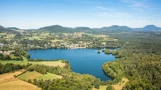 MOINS CHER QUE LE BORD DE MER ET TOUT AUSSI BEAU : CE LAC AU CŒUR DES VOLCANS D’AUVERGNE SÉDUIT LES TOURISTES