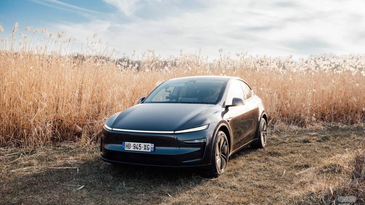 BLOQUÉ DES HEURES DANS UN BOUCHON AVEC LA CLIM : VOICI COMBIEN DE TEMPS TIENT UNE VOITURE ÉLECTRIQUE FACE À L’ESSENCE