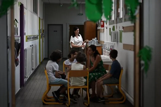 LA CANICULE “FAUCHE LES ÉCOLES FRANÇAISES” : LES ENSEIGNANTS (ET LES PARENTS) DÉSEMPARÉS