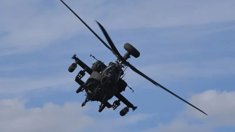 UN HÉLICOPTÈRE MILITAIRE S’ÉCRASE DANS UN CHAMP AU TEXAS, DEUX SOLDATS AMÉRICAINS TUÉS