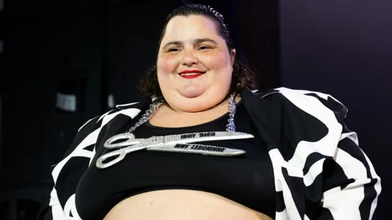 « UNE FRONTIÈRE A ÉTÉ FRANCHIE »: BARBARA BUTCH DÉNONCE UNE CAMPAGNE D’INTIMIDATION APRÈS L’INTERRUPTION DE SON CONCERT À GRENOBLE