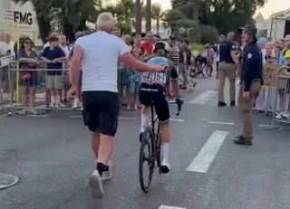 VIDÉO. SCÈNE IMPROBABLE SUR LE TOUR DE FRANCE FEMMES : UNE COUREUSE DÉSORIENTÉE PRIÉE DE FAIRE DEMI-TOUR À L’ARRIVÉE