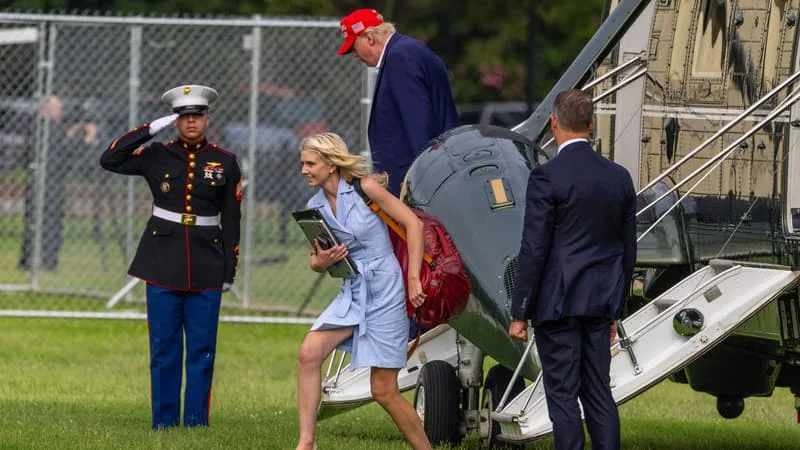 UNE INFATIGABLE ASSISTANTE, « PLUS GRANDE FAN » DU PRÉSIDENT… QUI EST NATALIE HARP, TOUJOURS AUX CÔTÉS DE DONALD TRUMP?