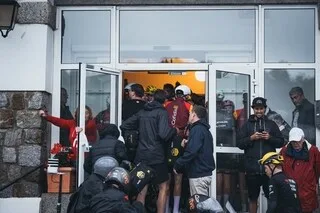 « EMPLACEMENT IDÉAL EN CAS DE GRÊLE » : L’HÔTEL QUI A ABRITÉ LE PELOTON DE LA VUELTA REÇOIT UNE VAGUE D’AVIS POSITIFS