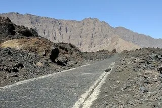 LE BUS CHUTE DANS UN RAVIN : AU MOINS 25 MORTS, PRINCIPALEMENT DES ENFANTS, DANS UN ACCIDENT DE LA ROUTE AU CAP-VERT