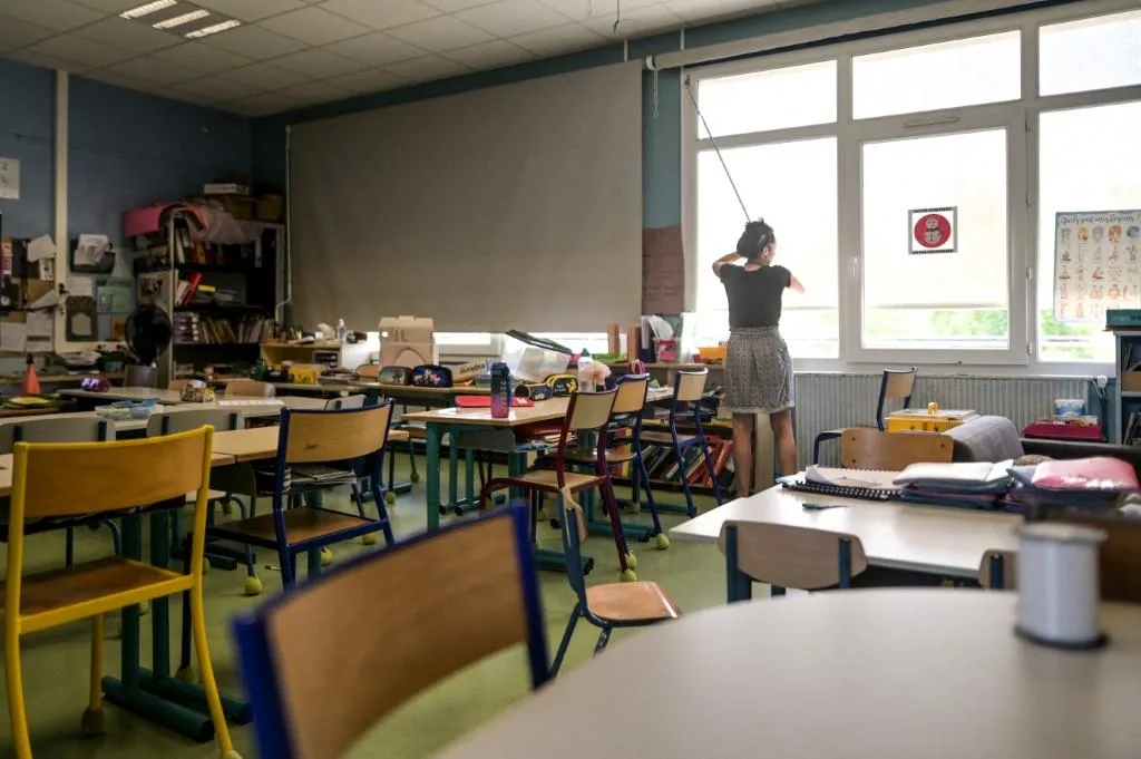 AVEC LA CANICULE QUI S’INSTALLE, DE PREMIÈRES ÉCOLES COMMENCENT À ANNULER LEURS COURS