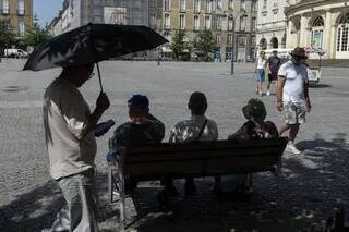 « JE DORS À L’HÔTEL » OU « CHEZ MES PARENTS » : ILS QUITTENT TEMPORAIREMENT LEUR LOGEMENT SURCHAUFFÉ PAR LA CANICULE