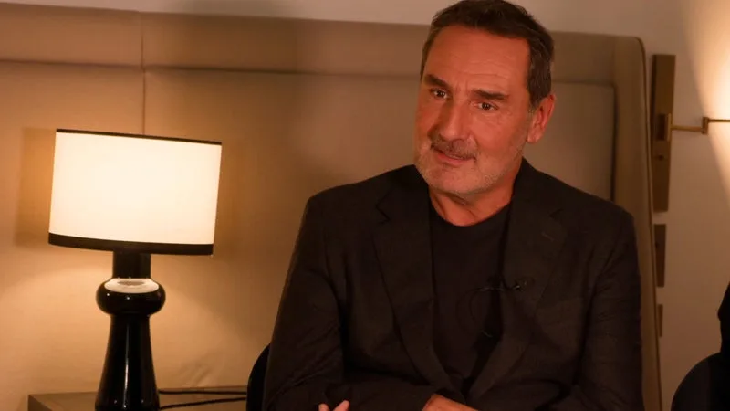 « C’EST UNE FEMME TRÈS DRÔLE »: GILLES LELLOUCHE RACONTE SA COLLABORATION AVEC MYLÈNE FARMER