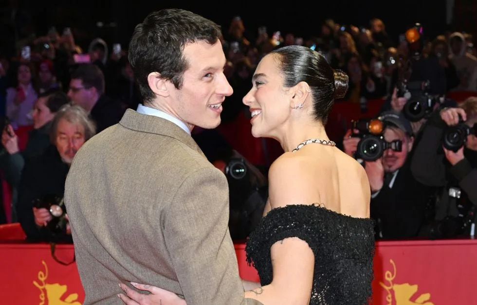 CALLUM TURNER PRÊT À FONDER UNE FAMILLE AVEC DUA LIPA ET « ÉLEVER DES ENFANTS »