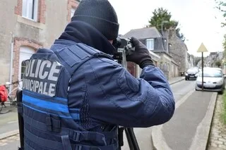 DEUX POLICIERS MUNICIPAUX PLACÉS EN GARDE À VUE POUR UN ACCIDENT MORTEL LIÉ À UN REFUS D’OBTEMPÉRER DANS L’OISE