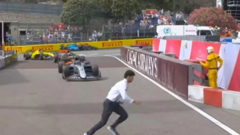 UN DRAME ÉVITÉ DE JUSTESSE: UN MEMBRE DE L’ORGANISATION DU GP DE MONACO DE F2 TOUT PROCHE D’ÊTRE RENVERSÉ