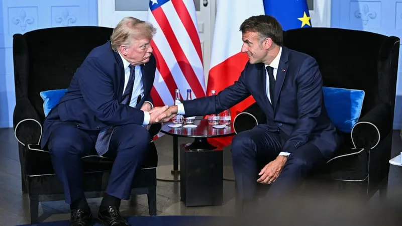 « C’EST VRAIMENT LE SUMMUM »: DONALD TRUMP SE RÉJOUIT D’ÊTRE INVITÉ À UN DÎNER AU CHÂTEAU DE VERSAILLES PAR EMMANUEL MACRON
