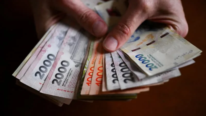 « JAMAIS JE N’AVAIS VÉCU PAREILLE SITUATION. MAINTENANT, JE SUIS UNE PARIA FINANCIÈRE »: EN ARGENTINE, LES DÉFAUTS DE PAIEMENT DES MÉNAGES ONT TRIPLÉ EN UN AN ET SONT AU PLUS HAUT DEPUIS LA TERRIBLE CRISE DE 2001