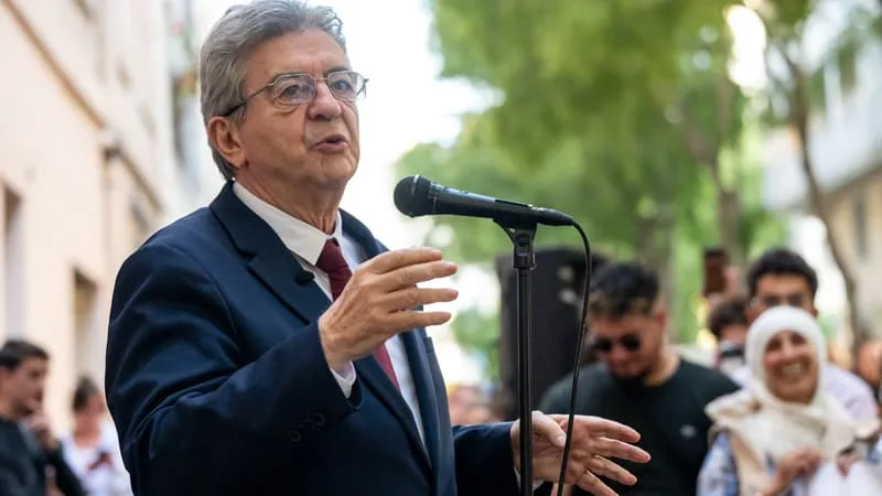 « LA VIOLENCE, C&rsquo;EST EUX »: JEAN-LUC MÉLENCHON RÉPOND À RAPHAËL GLUCKSMANN QUI DIT VOULOIR « LE PLIER » À LA PRÉSIDENTIELLE DE 2027