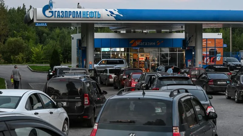 « SOIT VOUS PANIQUEZ, SOIT VOUS VOUS ADAPTEZ AUX CIRCONSTANCES »: LES AUTOMOBILISTES DE MOSCOU CRAIGNENT UNE NOUVELLE VAGUE DE PÉNURIE DE CARBURANT APRÈS L’ATTAQUE D’UNE RAFFINERIE DE LA RÉGION PAR DES DRONES UKRAINIENS