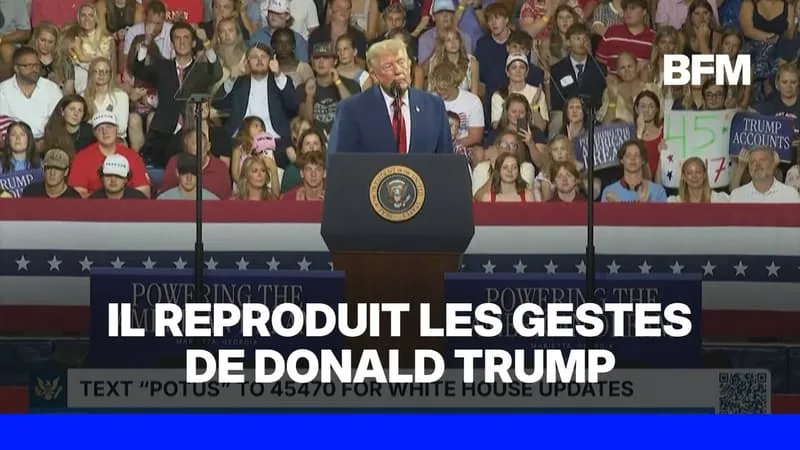UN PARTICIPANT SEMBLE IMITER DONALD TRUMP LORS D’UN DISCOURS EN GÉORGIE